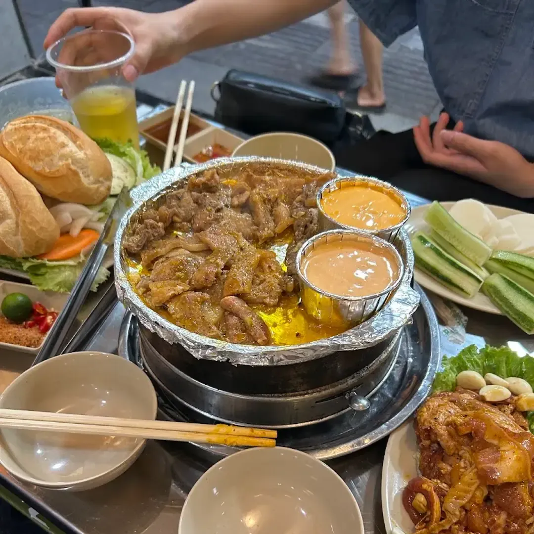 Nồi nướng nóng trên bếp than
