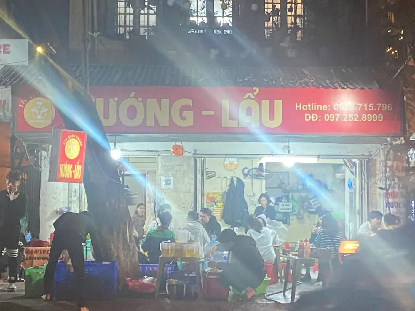 Vỉa hè Lẩu Nướng Bà Oanh về đêm, biển hiệu và bếp than đỏ lửa